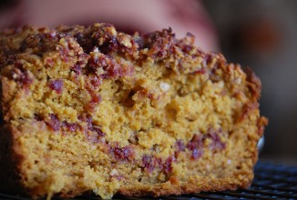 Тыквенный хлеб с клюквенным песто