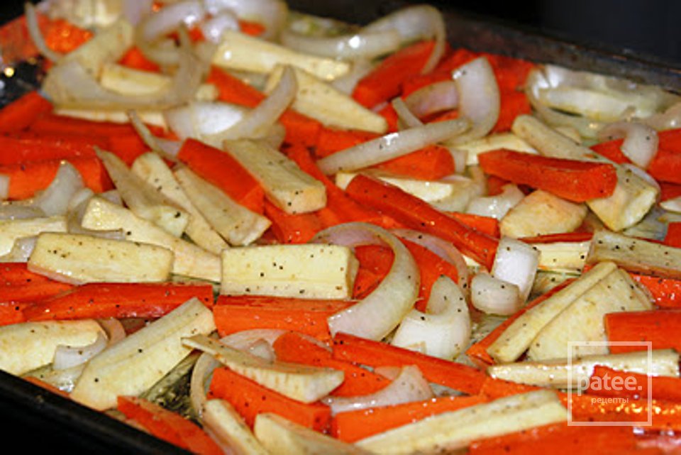 Диетический обед: рецепт запеченных моркови и пастернака с луком