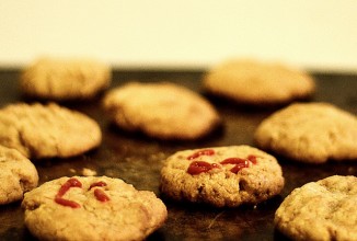 Арахисовое печенье с соусом срирача