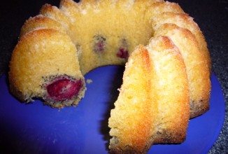 Кекс с вишней и маком