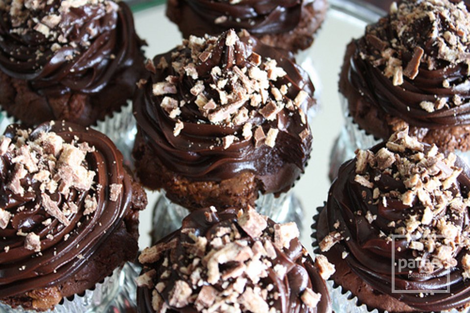 Шоколадные кексы с конфетами - Шаг 18