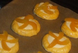 Ватрушки с пудингом и абрикосами