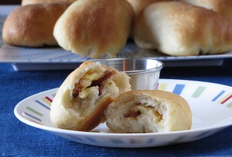 Булочки с беконом и копченым сыром