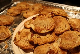 Яблочные пирожки с карамелью