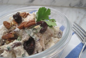 Куриный салат с вишней и пеканом