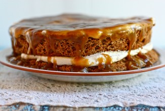 Торт с взбитыми сливками и карамелью