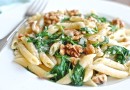 Паста с рукколой, сыром и орехами