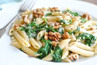 Паста с рукколой, сыром и орехами