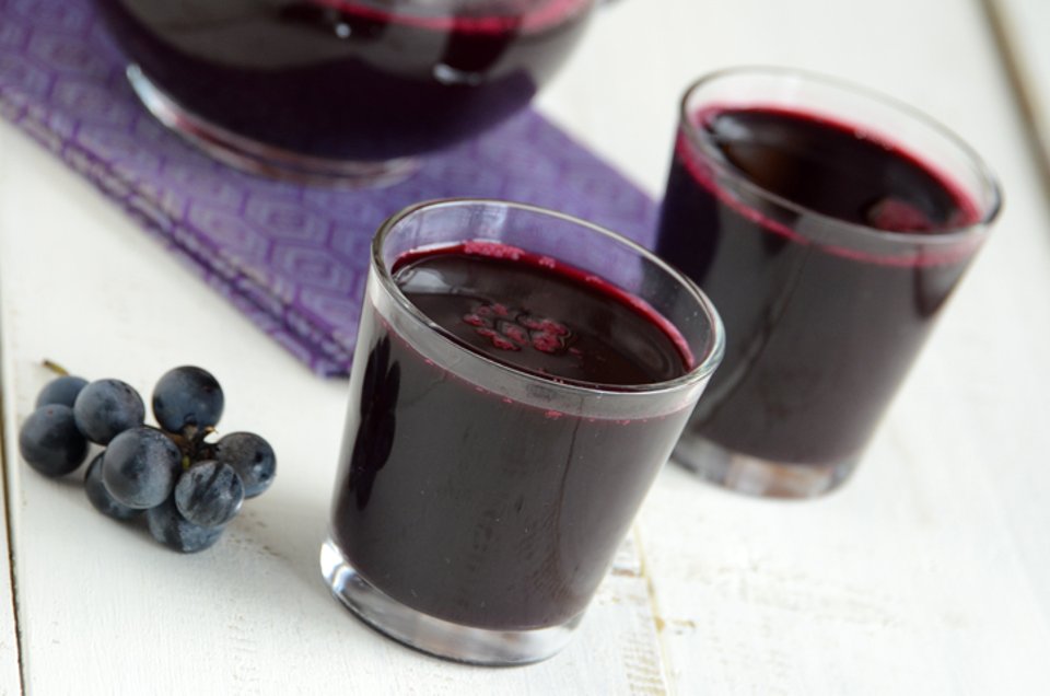 Можно пить виноградный сок. Виноградный сок вино. Виноградный сок из Изабеллы. Напиток из виноградного сока.