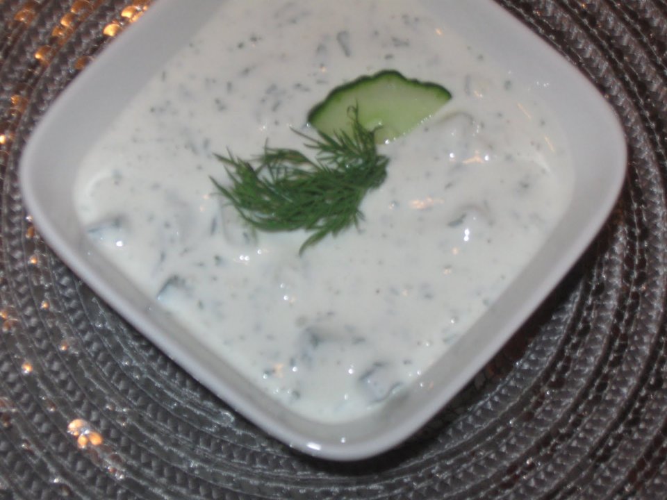 Греческий йогуртовый соус с огурцами и зеленью: рецепт и польза