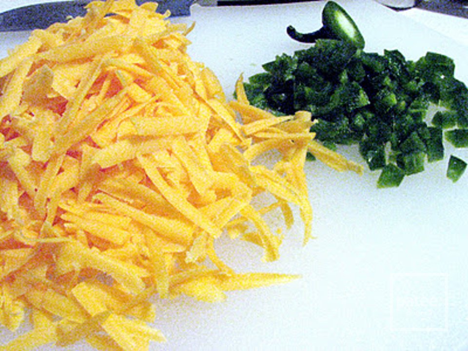 Кукурузные маффины с сыром и халапеньо - Шаг 1