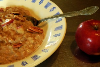 Овсянка с яблоком и корицей