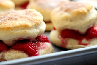 Печенье-сэндвичи с малиной