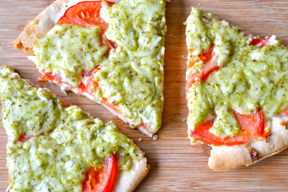 Жар птица пиццерия. Пицца с листьями базилика. Жар пицца меню. Италия фриттата. Жар птица меню.