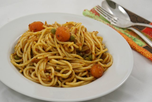 Спагетти с овощами в томатном соусе