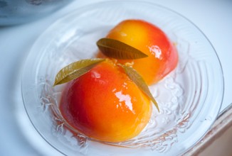 Персики в сиропе из лимонной вербены