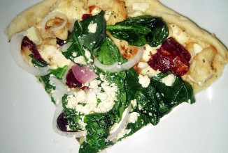 Пицца с курицей, шпинатом и сыром фета