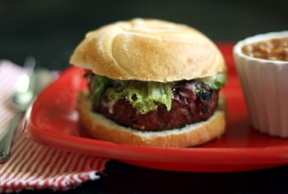 Бутерброд с котлетой и соусом дзадзики