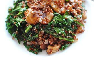 Киноа с грибами и капустой кале