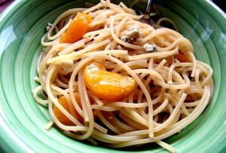 Спагетти с голубым сыром и мандаринами