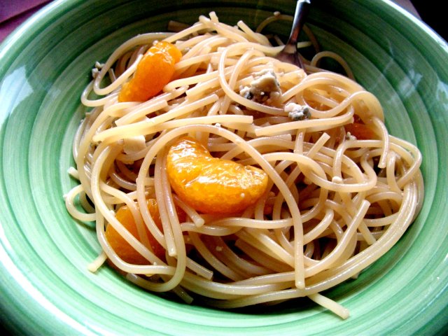 Спагетти с голубым сыром и мандаринами
