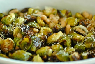 Жаренная брюссельская капуста с фасолью  и сыром пармезан