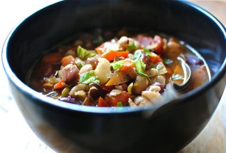 Ячменный суп с фасолью.