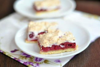 Пирог с малиной и безе