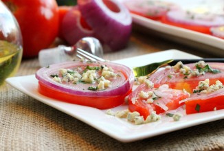 Салат со свежими помидорами и луком