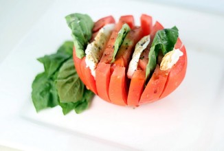 Помидор с сыром и базиликом