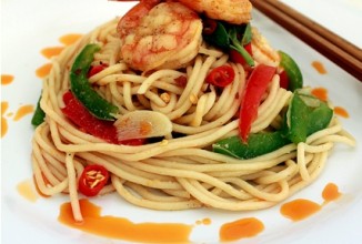 Спагетти с креветками и овощами