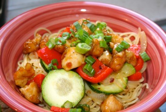 Жареная курица с овощами и спагетти