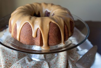 Яблочный торт с карамельной глазурью