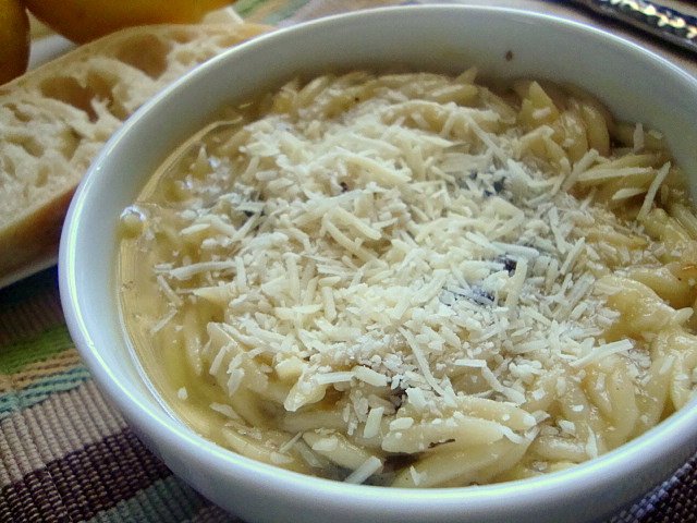Суп с пастой орзо и шпинатом