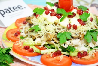 Слоёный салат с курицей и грибами