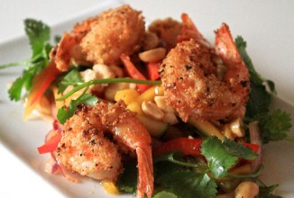 Жареные креветки с салатом