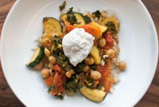 Карри с кабачками и капустой кале