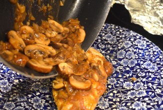 Курица с грибным соусом