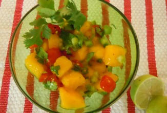 Салат из манго с помидорами и зеленью