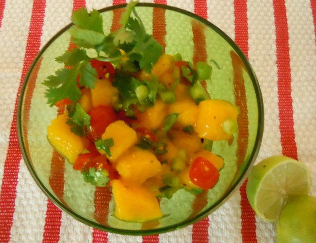 Салат из манго с помидорами и зеленью