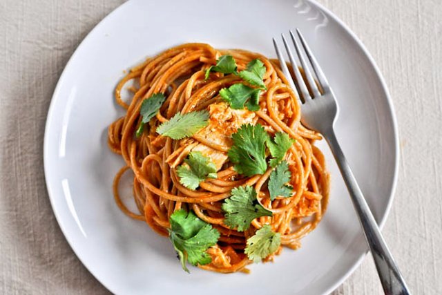 Спагетти с курицей в соусе энчилада