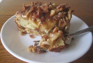 Яблочный пирог с орехами и беконом