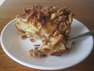 Рецепт Яблочный пирог с орехами и беконом