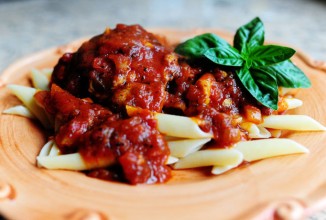 Куриные окорочка в соусе маринара с пастой