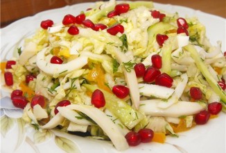 Салат из пекинской капусты с кальмарами