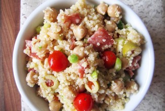 Салат из киноа с салями