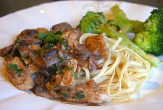 Курица с грибами в винном соусе