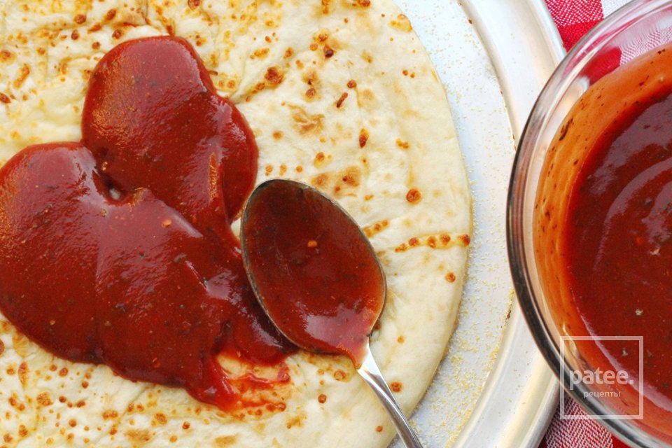 Пицца с колбасой и грибами - Шаг 7