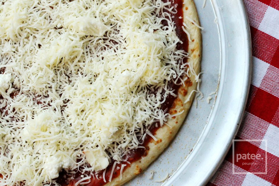 Пицца с колбасой и грибами - Шаг 11