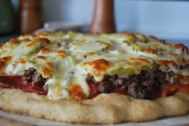 Рецепт Пицца с беконом и солеными огурцами